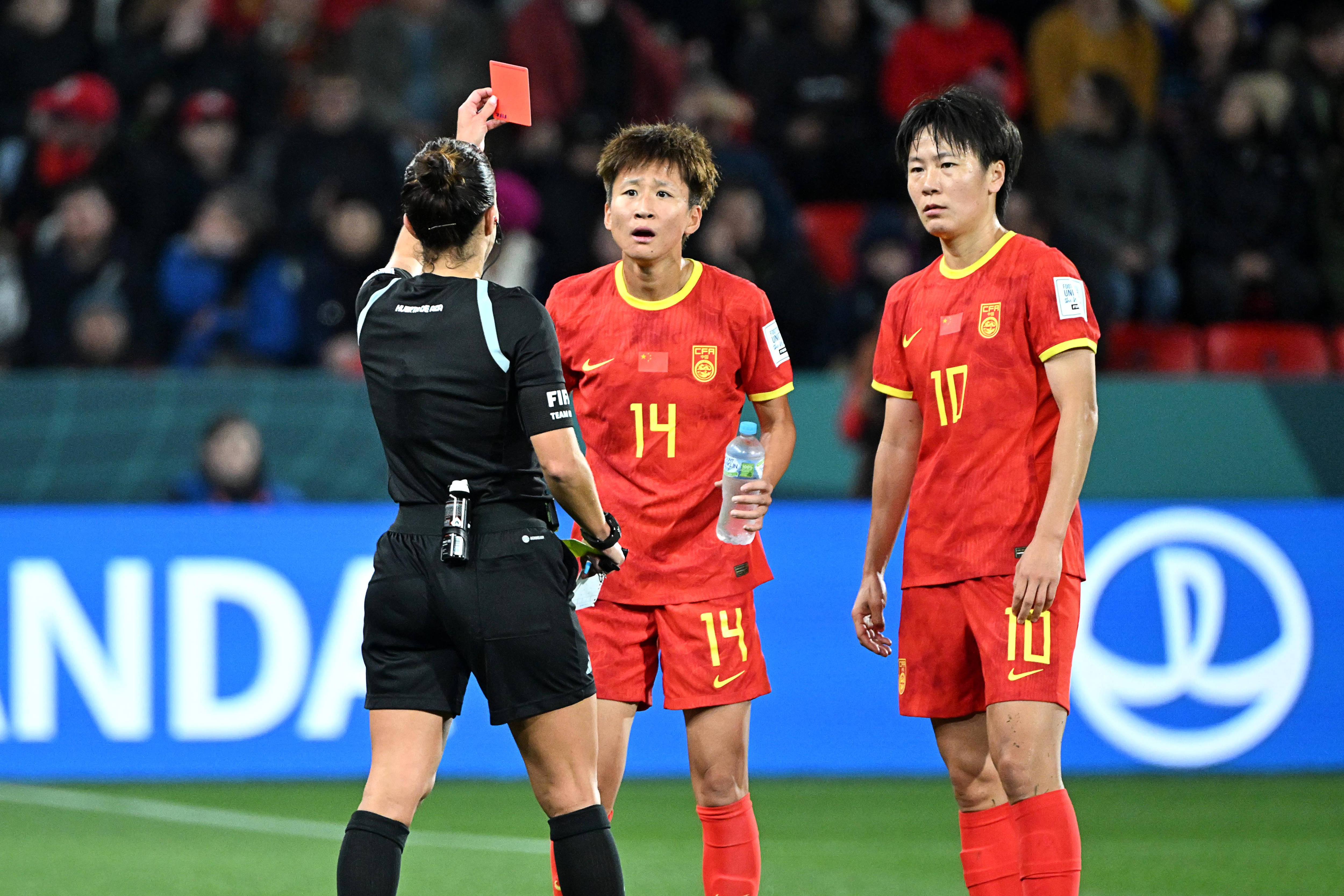 女子足球比赛中，中国队队员们表现出强烈斗志