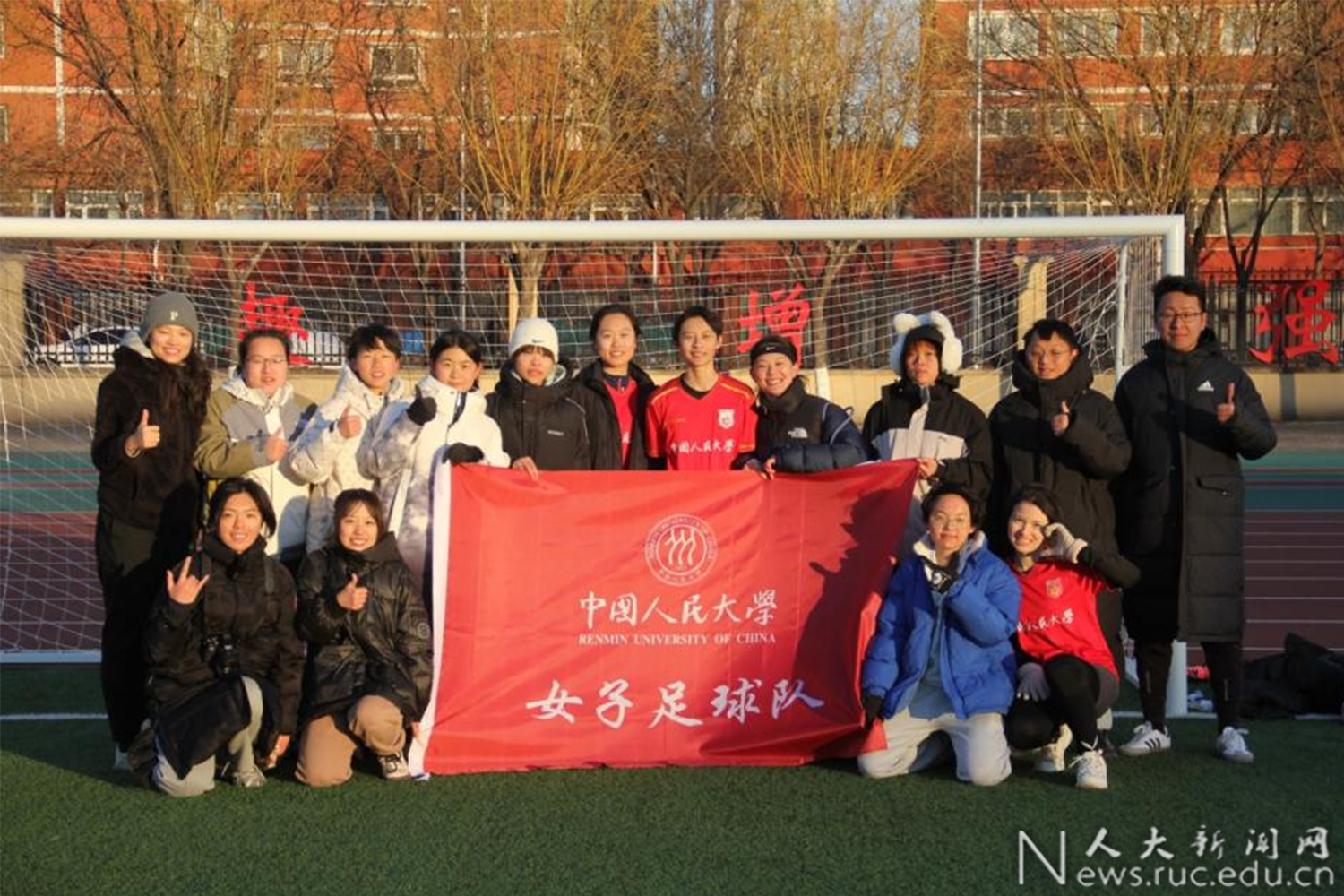 女子足球比赛中，中国队队员们表现出强烈斗志