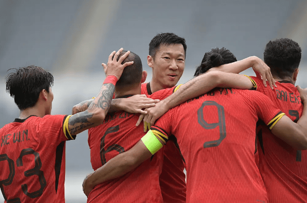 国足1-0复仇香港队，以东亚杯季军收官，香港男足再遭挫败