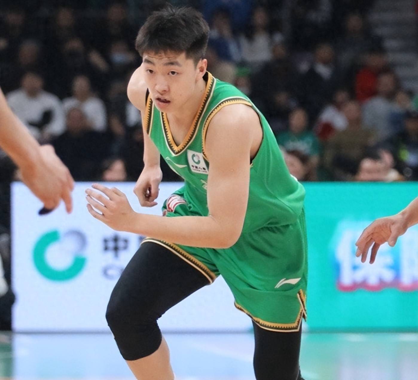 辽宁山东U21男篮冲突！山东混血脚踢倒地辽宁球员的简单介绍