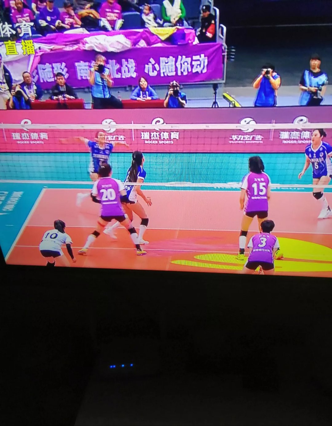 关于惊喜之中也有遗憾，这是年轻的中国女排必须要走的路的信息