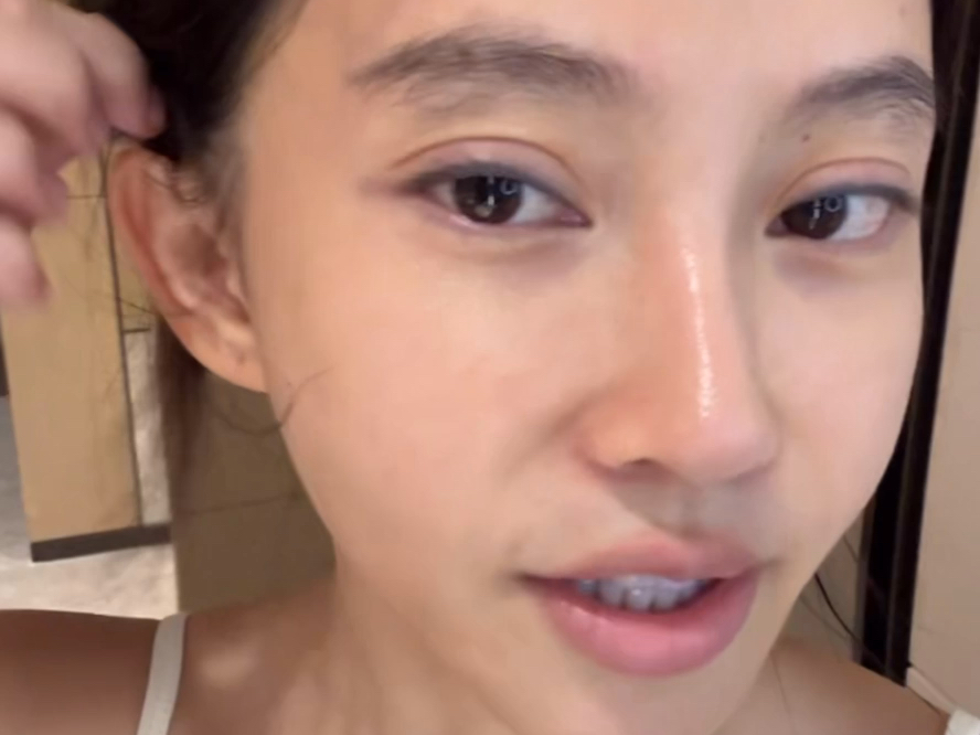 冯提莫素颜逛街被抓拍，又老又黑秒变大妈，网友：美颜太强大了的简单介绍