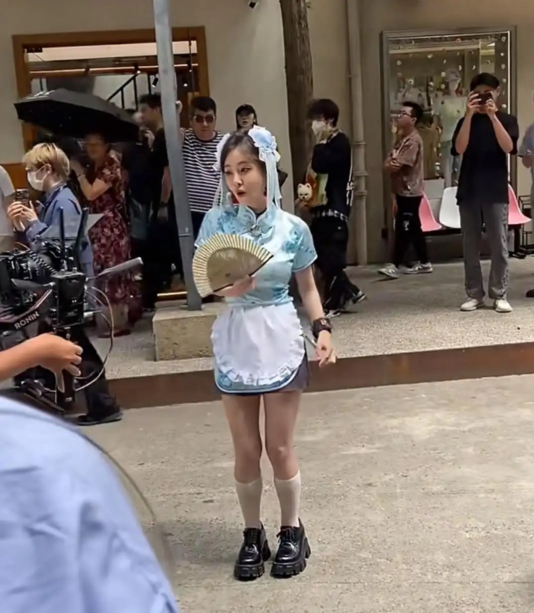 冯提莫素颜逛街被抓拍，又老又黑秒变大妈，网友：美颜太强大了的简单介绍