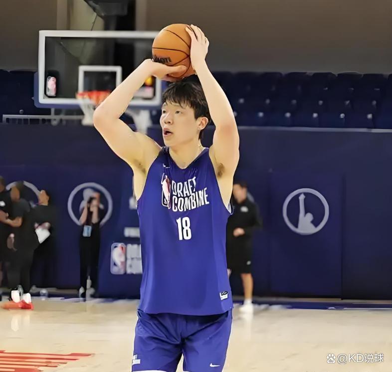 微微一笑赢信任~杨瀚森称做得不够好比卢普斯：哪里做得很好(杨瀚森身高)