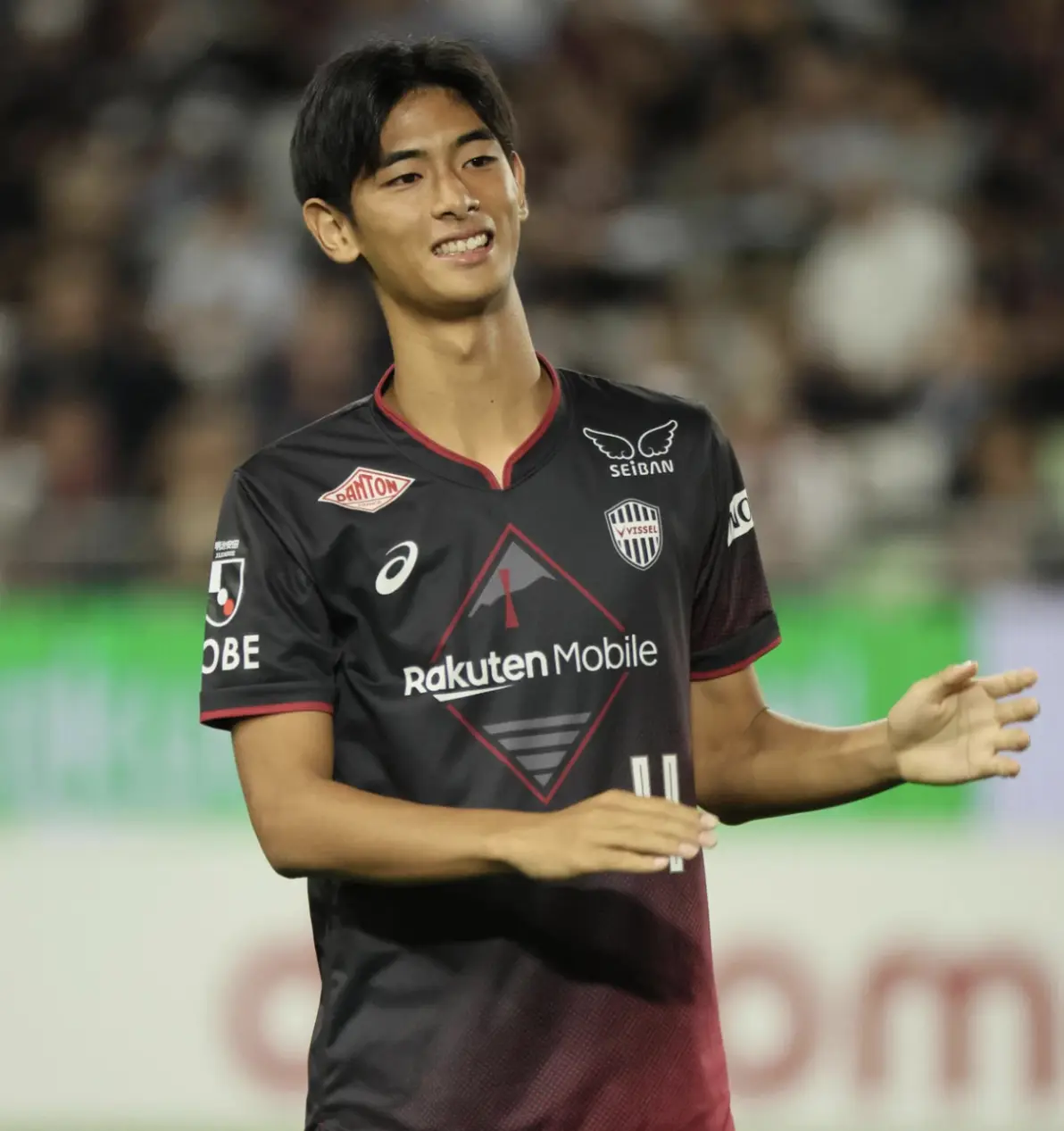 日本足球10亿先生！20岁天才后卫登陆热刺！仅用3年从高中到英超(网王开局被暴打被封为天才)